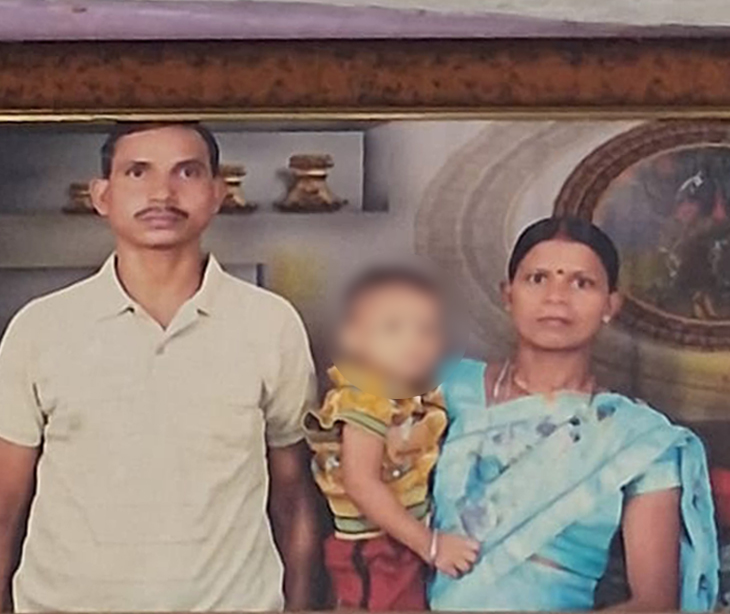 दिनेश के घर की दीवार पर उनकी ये फैमिली फोटो टंगी है। तब बेटा गोद में था, अब उसकी उम्र 5 साल हो गई है।