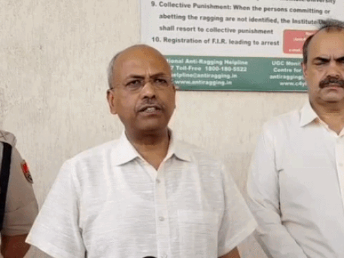 एडीजीपी संजय कुमार सिरसा में मीडिया को जानकारी देते हुए