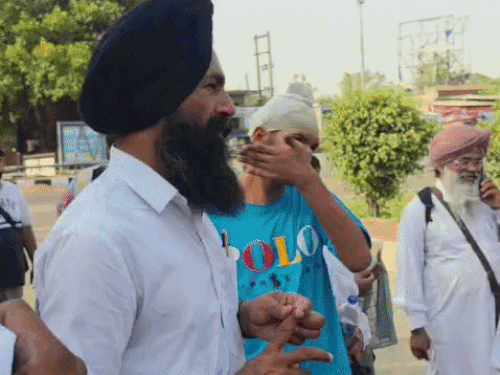 मंत्रालय से इजाजत नहीं मिलने पर निराश श्रद्धालु।