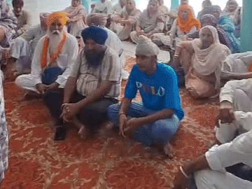 गुरुद्वारा साहिब में दर्शनों के लिए नहीं जा सकने पर निराश श्रद्धालु।