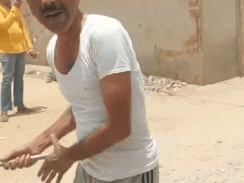 घटना का वीडियो भी सामने आया है, जिसमें एक व्यक्ति लोह के पाइप से हमला करते हुए भी नजर आ रहा है।