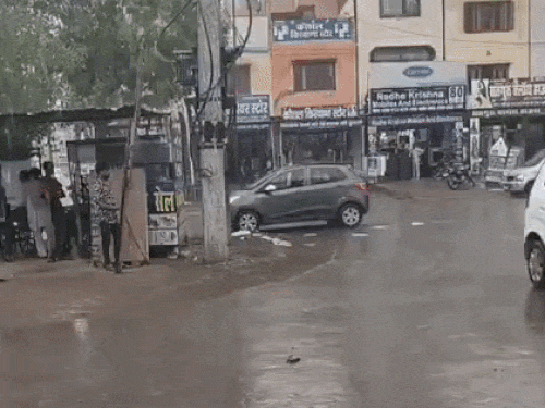 फतेहाबाद शहर में होती बारिश।