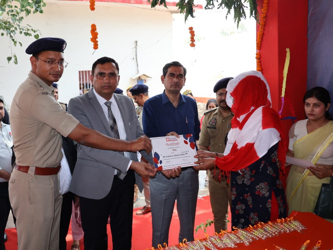 जिला कारागार में पहले से ही हथकरघा इकाई संचालित है, जहाँ साड़ी, तौलिया और भगवान श्रीकृष्ण की पोशाक व मुकुट तैयार किए जाते हैं।