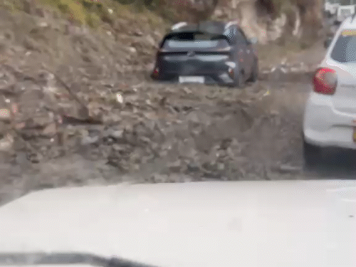 हिमाचल प्रदेश के चंबा में तेज बारिश के बाद मलबे में दबी गाड़ी।