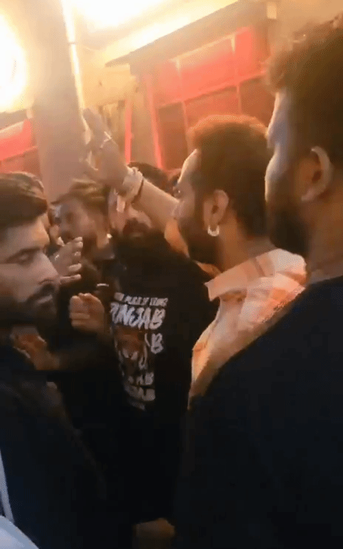 फिल्म सेट पर मेकर्स से बहस करते स्थानीय लोग.
