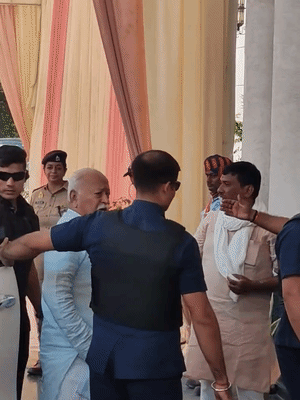 आरएसएस प्रमुख मोहन भागवत आशीर्वाद समारोह में शामिल होने आजाद नगर स्थित कार्यक्रम स्थल पहुंचे।