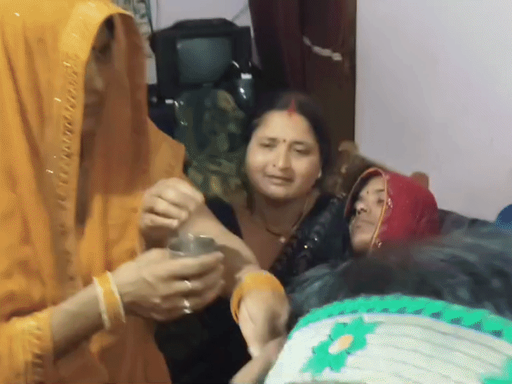 शिवानंद की पत्नी रोते-रोते बेहोश हो गयीं. घर की महिलाएं पानी छिड़ककर उसे होश में लाने की कोशिश करती रहीं।