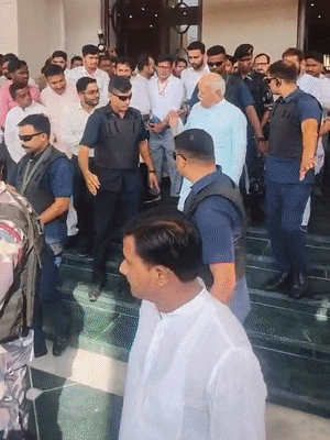 बेटी को आशीर्वाद देने पहुंचे मोहन भागवत से नीतू सिंह ने पैर छूकर आशीर्वाद लिया।