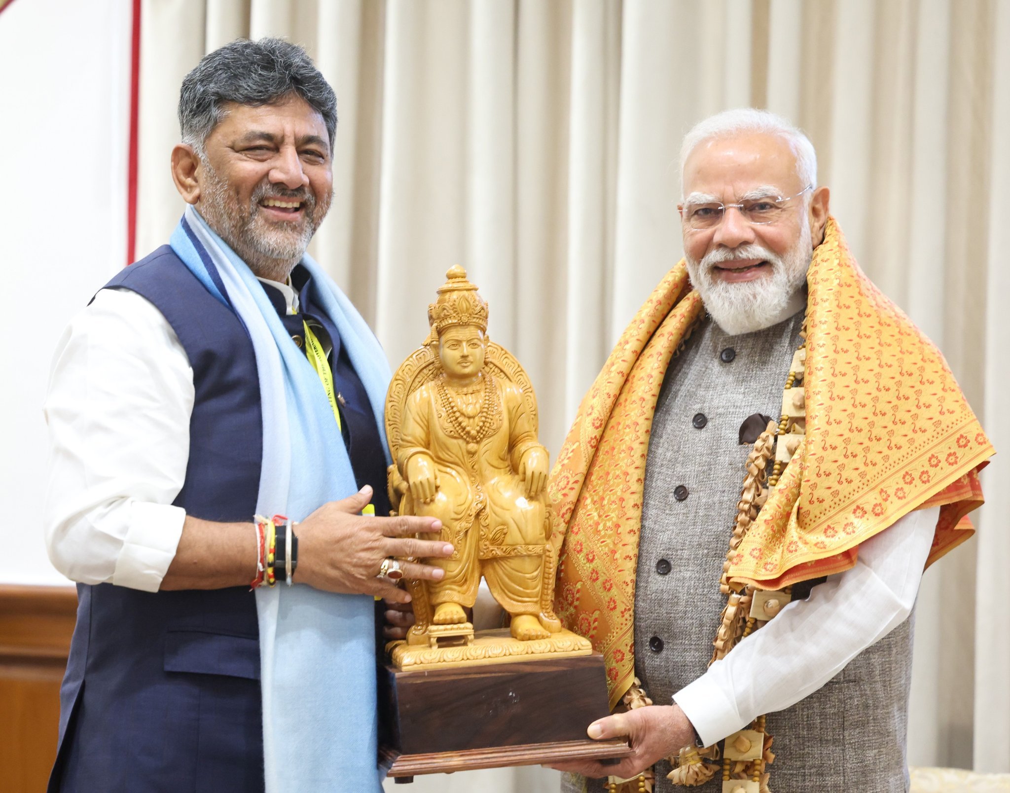कर्नाटक CM शिवकमार ने PM मोदी को एक प्रतिमा गिफ्ट में दी।