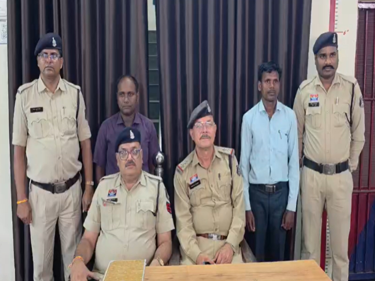 पुलिस ने पास्टर और मकान मालिक को गिरफ्तार किया है।