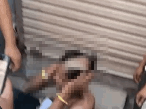युवक को लोगों ने घेरा और बाल काटे।