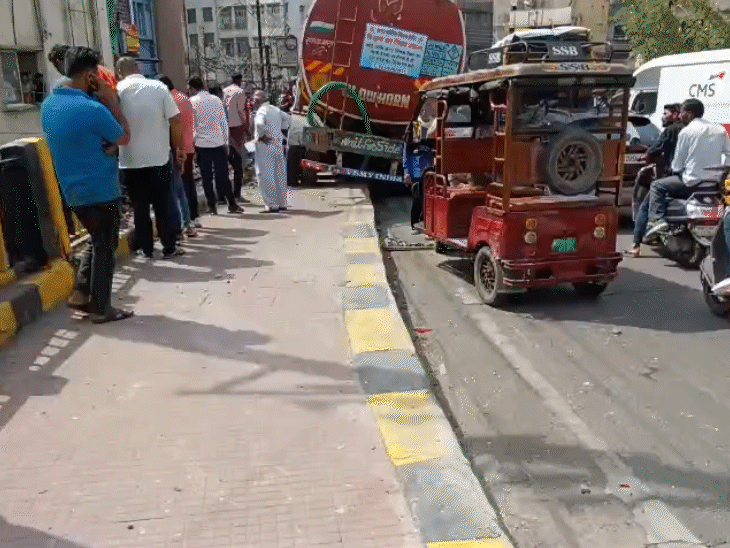 वाहनों से टकराने के बाद टैंकर फुटपाथ पर चढ़ गया।