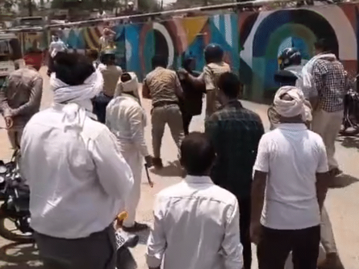 पुलिस धक्का-मुक्की करते हुए वकील को घसीटते हुए ले गई.