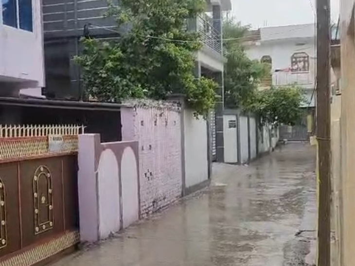 बारिश के साथ तेज हवा भी चली।