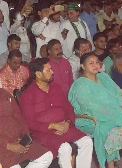 लालू प्रसाद लौंडा डांस का लुफ्त उठाते हुए, साथ में मीसा भारती भी मौजूद।