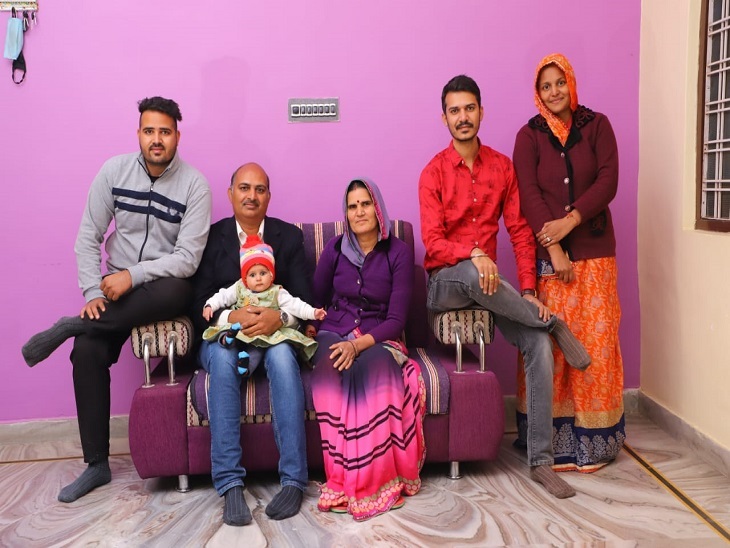 वरदीचंद अपनी पोती को गोद में लेकर परिवार के साथ। (फाइल फोटो)