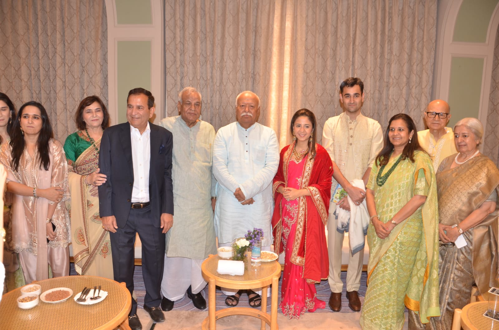 वर और वधु पक्ष के लोगों ने मोहन भागवत के साथ ग्रुप फोटो क्लिक कराई।