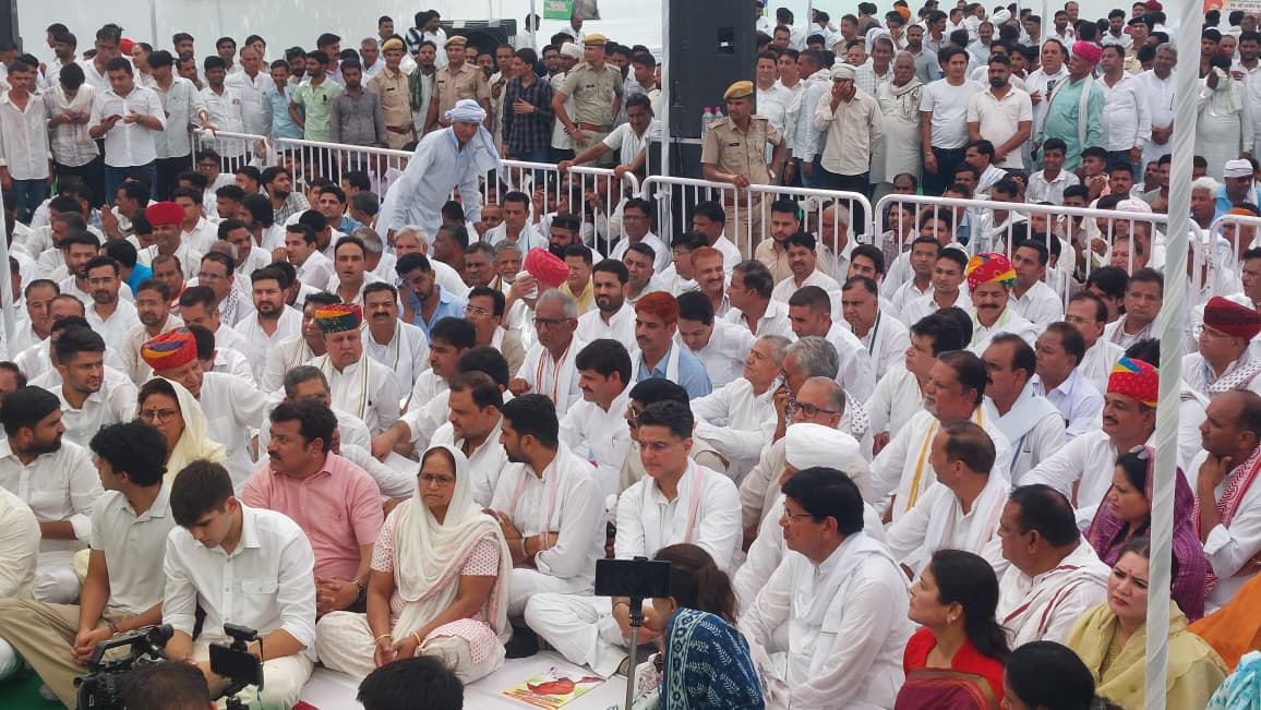 किसान नेता राजेश पायलट की पुण्यतिथि पर हुई सर्व धर्म प्रार्थना सभा में सचिन पायलट के बेटे आरान और विहान (बाएं सबसे आगे) भी शामिल हुए।