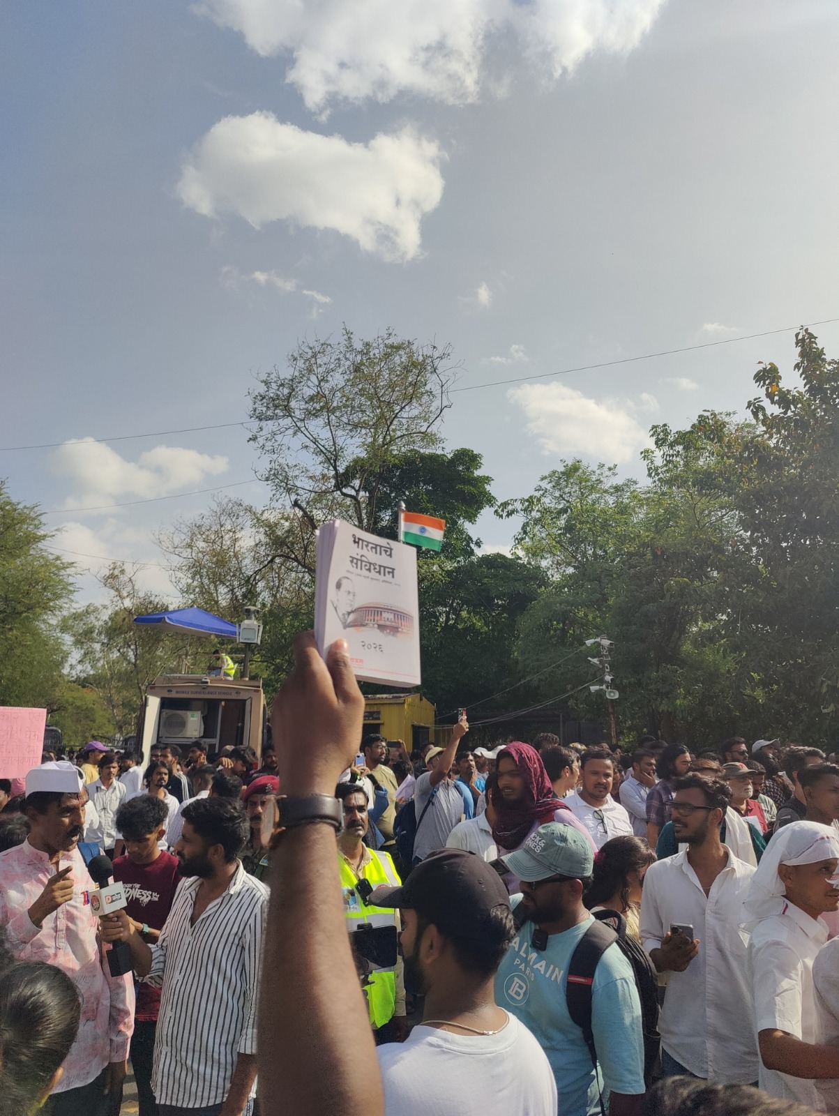 प्रदर्शन में कई युवा हाथों में संविधान की प्रतियां लेकर पहुंचे। अभिजीत दीपके ने 6 जून को दिल्ली में समर्थकों से संविधान साथ लाने की अपील की थी।
