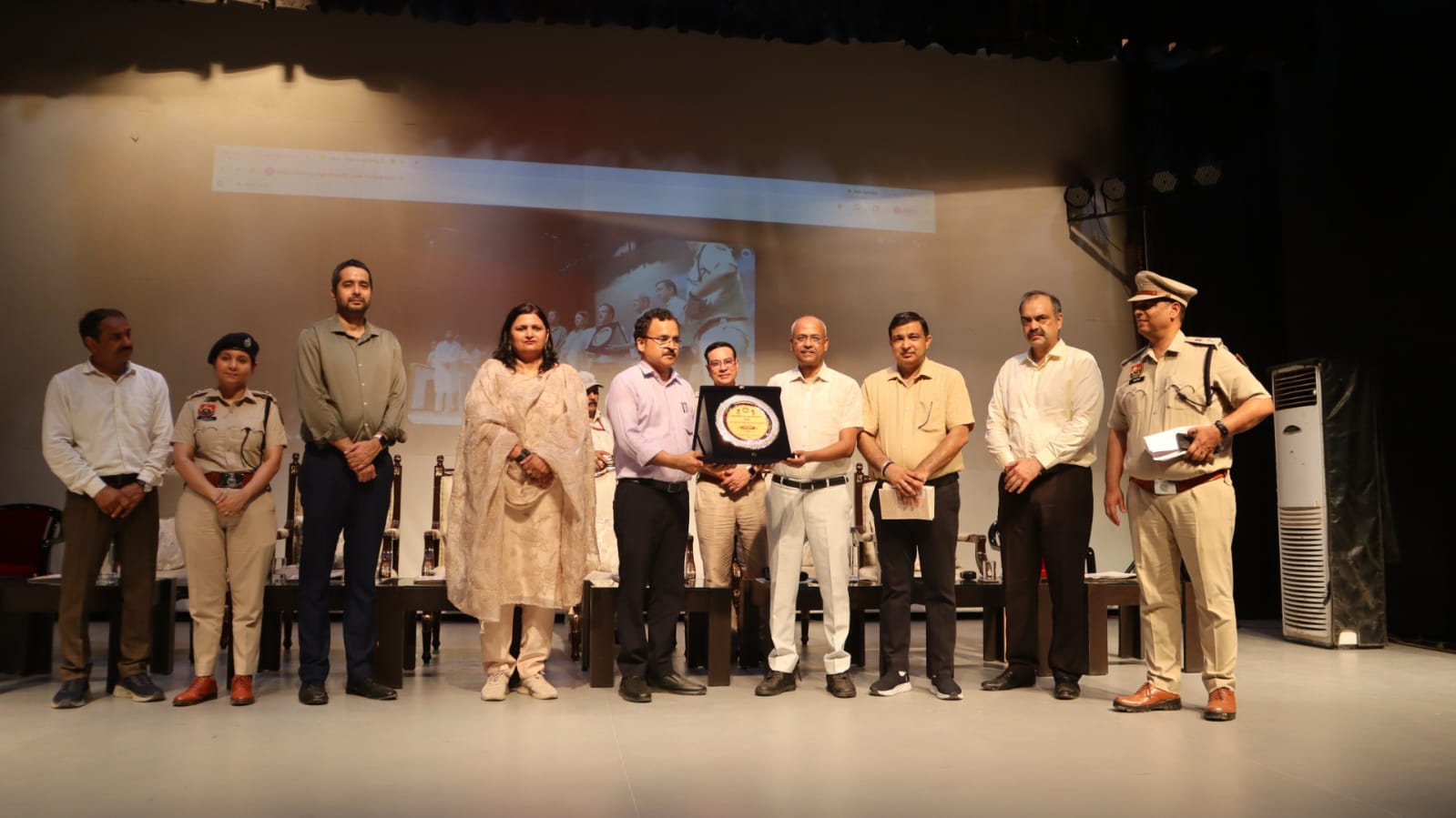 सीडीएलयू में कार्यक्रम के दौरान एडीजीपी संजय कुमार को स्मृति चिन्ह भेंट करते हुए