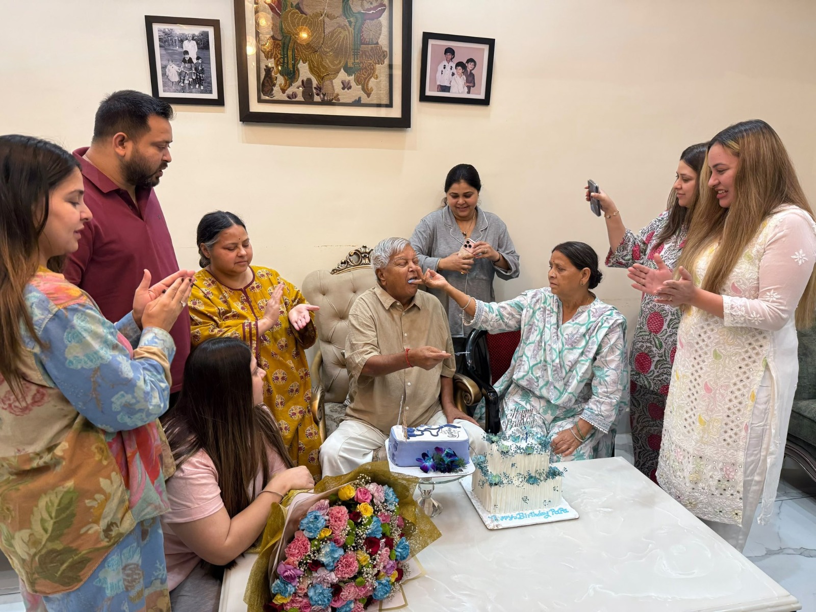 राबड़ी देवी ने लालू यादव को अपने हाथों से केक खिलाया।