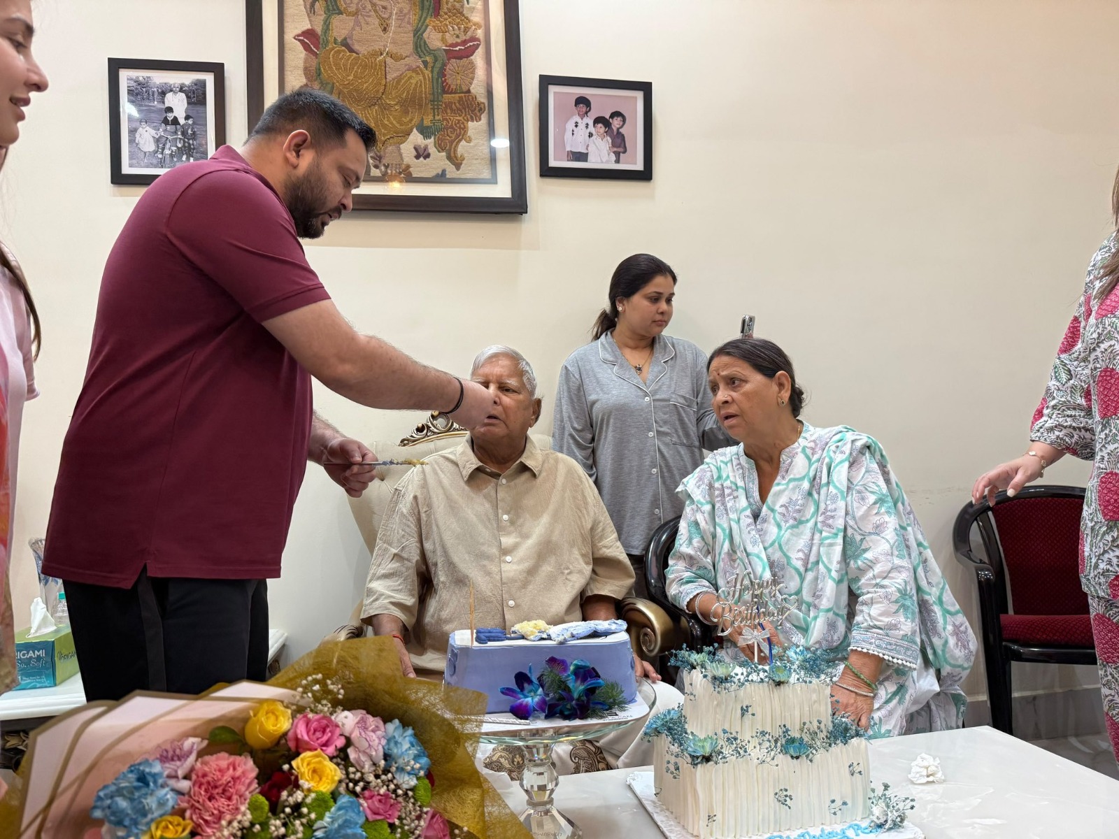 पिता लालू यादव को केक खिलाते तेजस्वी यादव।