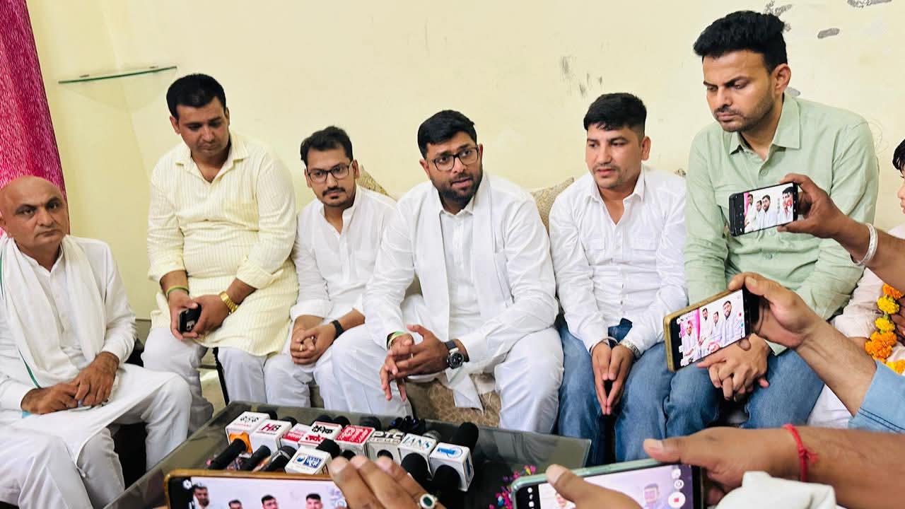 दिग्विजय चौटाला जींद दौरे के दौरान मीडिया से बातचीत करते हुए