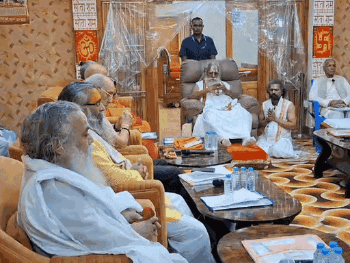 महंत नृत्य गोपाल दास राम मंदिर ट्रस्ट के अध्यक्ष हैं। 5 महीने पुरानी यह तस्वीर ट्रस्ट की बैठक से जुड़ी है।