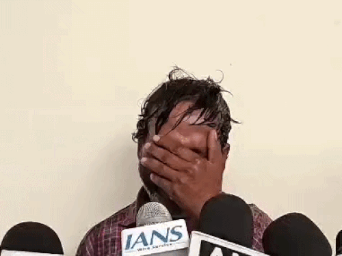 पीड़ित सोनू प्रापर्टी डीलर पर आरोप लगाता हुआ। - Dainik Bhaskar