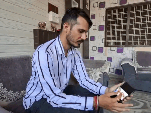 दीपक मेनारिया ने उदयपुर में अपने घर पर भास्कर से पिता (वरदीचंद) की यादों को साझा किया।