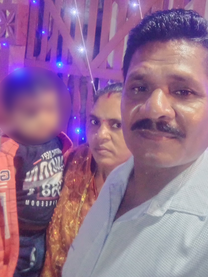 फोटो में योगेश के साथ उनकी पत्नी अनीता है। गोद में बेटा है, जिसकी उम्र अब 5 साल हो गई है।
