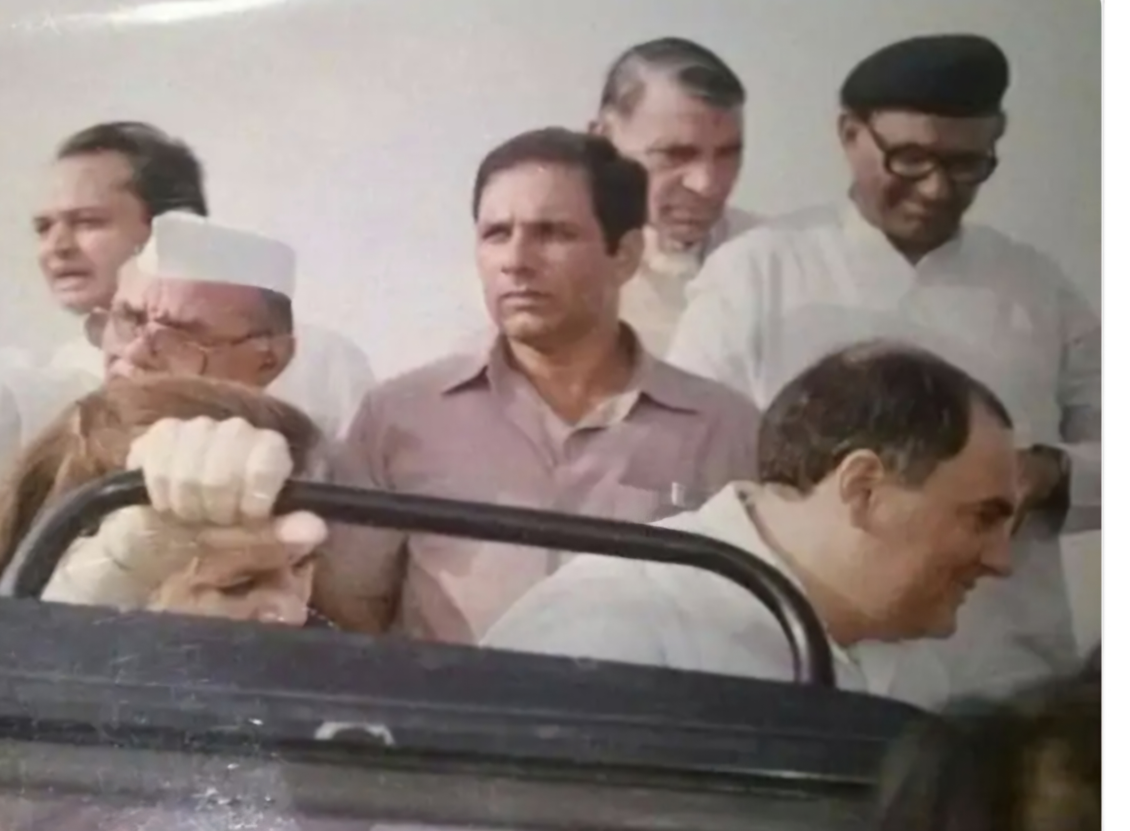 भारतीय सेना के पूर्व कप्तान अयूब खान तत्कालीन प्रधानमंत्री राजीव गांधी के साथ (दूसरी रॉ में) (फाइल फोटो)