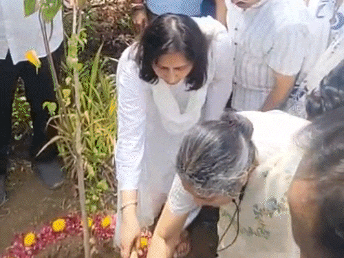 पूर्व सीएम विजय रूपाणी की बेटी ने पौधा लगाया।