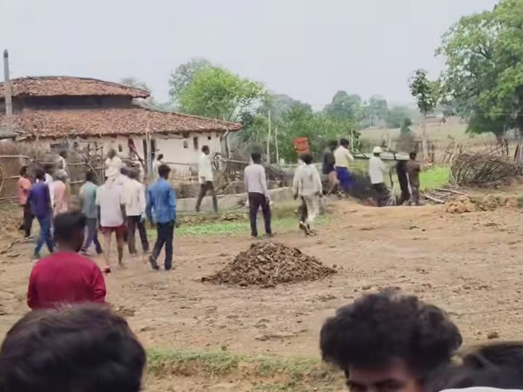 घटना स्थल पर पहुंच ग्रामीण।