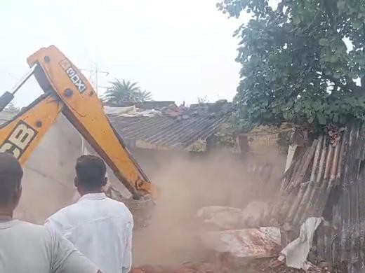प्रशासन ने अतिक्रमण हटाने की कार्रवाई करते हुए तीन मकानों को बुलडोजर से गिरा दिया।