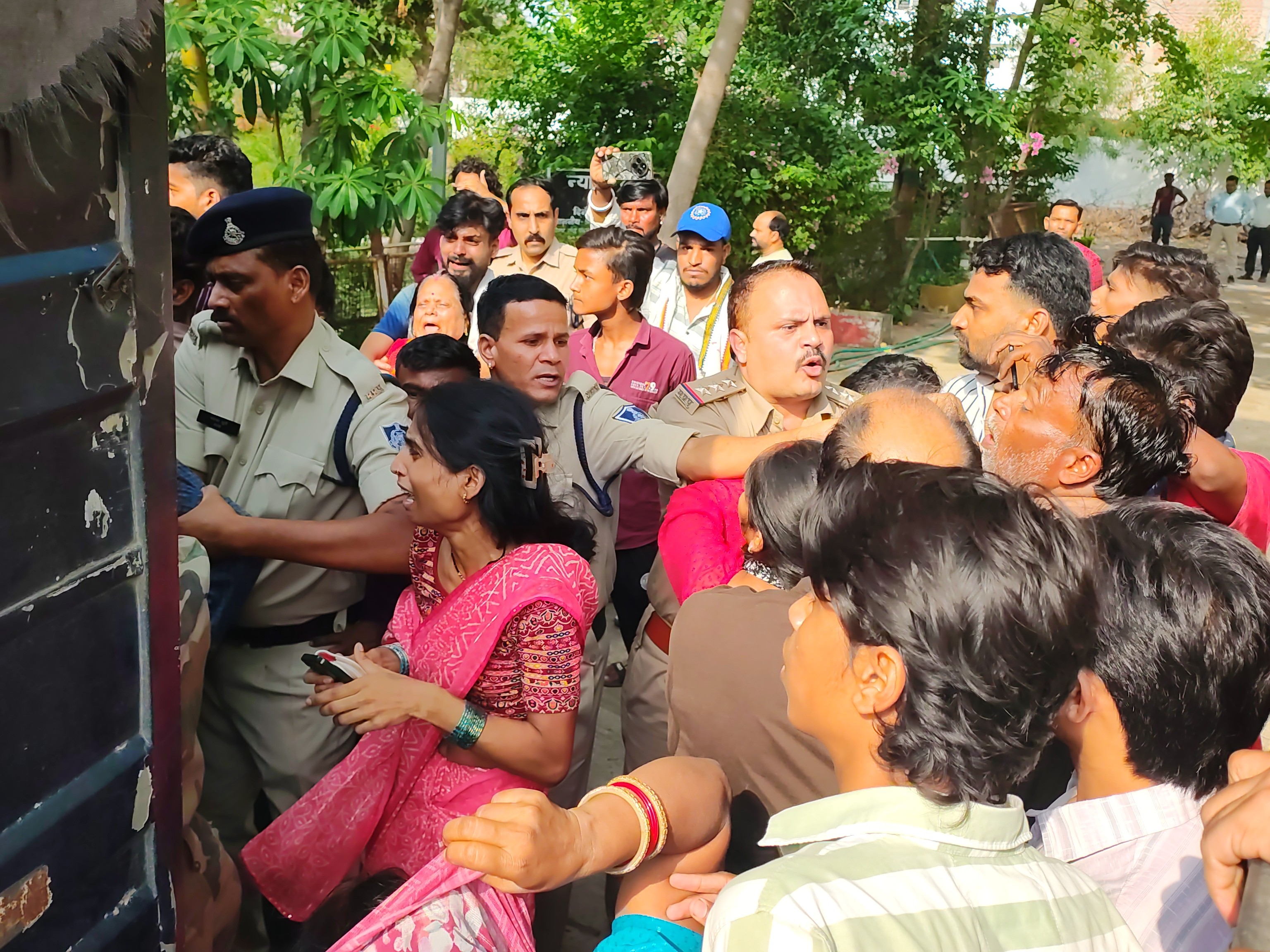 आरोपियों को गाड़ी में बैठाकर ले जाने में पुलिस को मशक्कत करनी पड़ी।