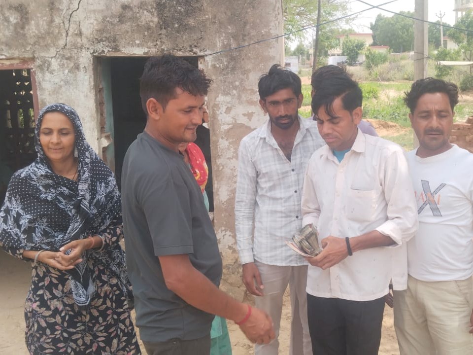 बैग में मिले पौने दो लाख रुपए वापस करता युवक।