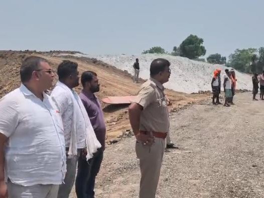 प्रशासनिक टीम पुलिस बल के साथ मौके पर पहुंची।
