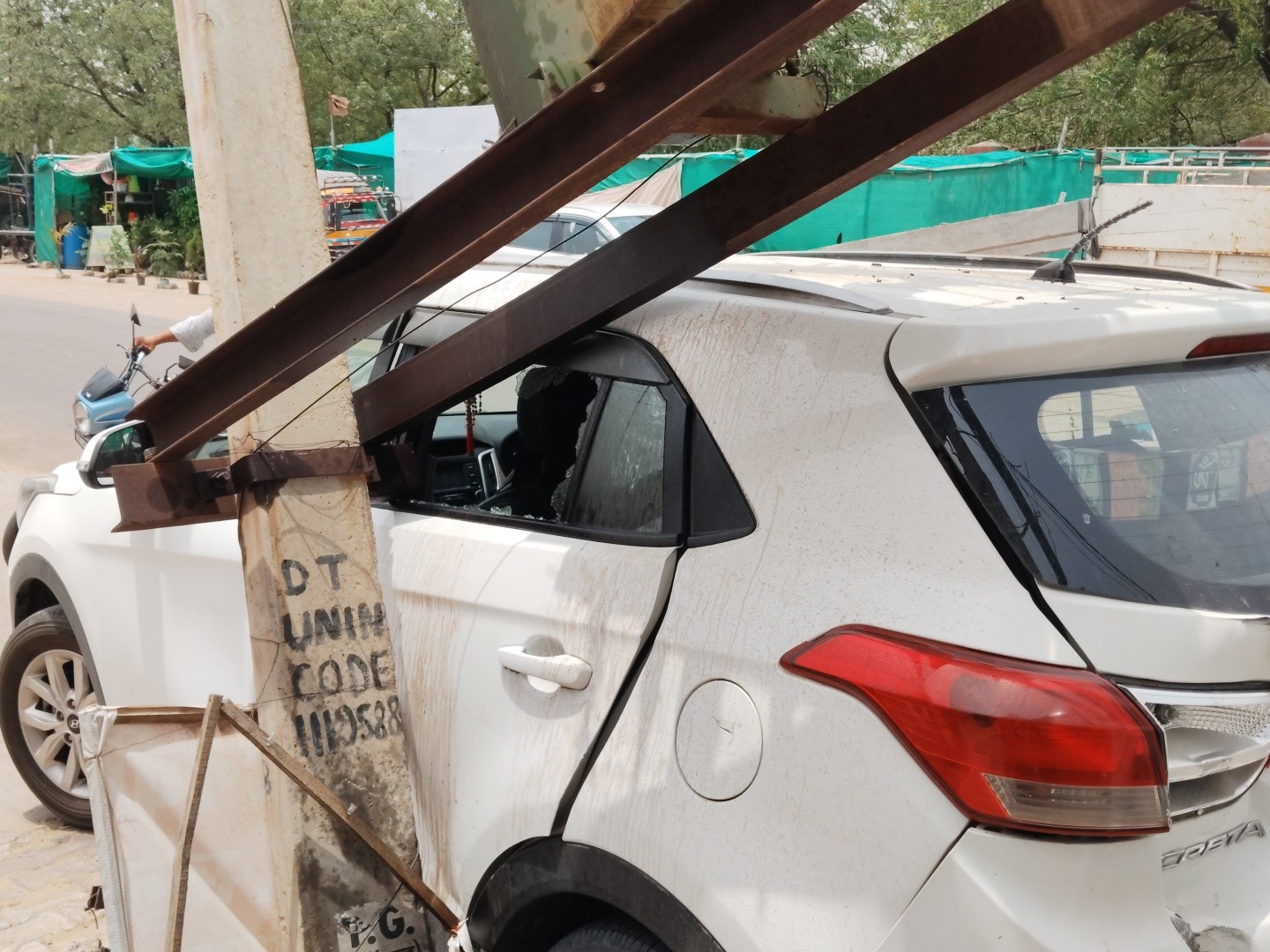 टक्कर इतनी तेज थी कि बिजली ट्रांसफार्मर का पोल कार पर गिर गया।