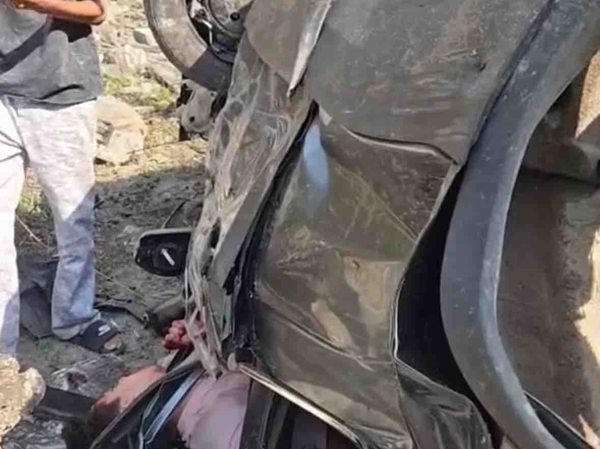 मणिकर्ण में दुर्घटनाग्रस्त गाड़ी और इसमें फंसी महिला।