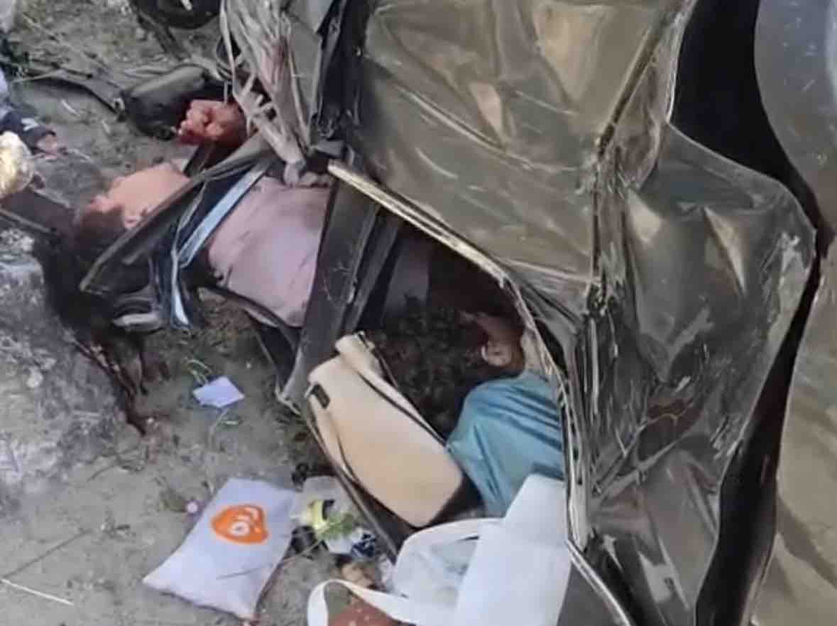 कुल्लू के मणिकर्ण में दुर्घटनाग्रस्त कार और उसमे सवार व्यक्ति।