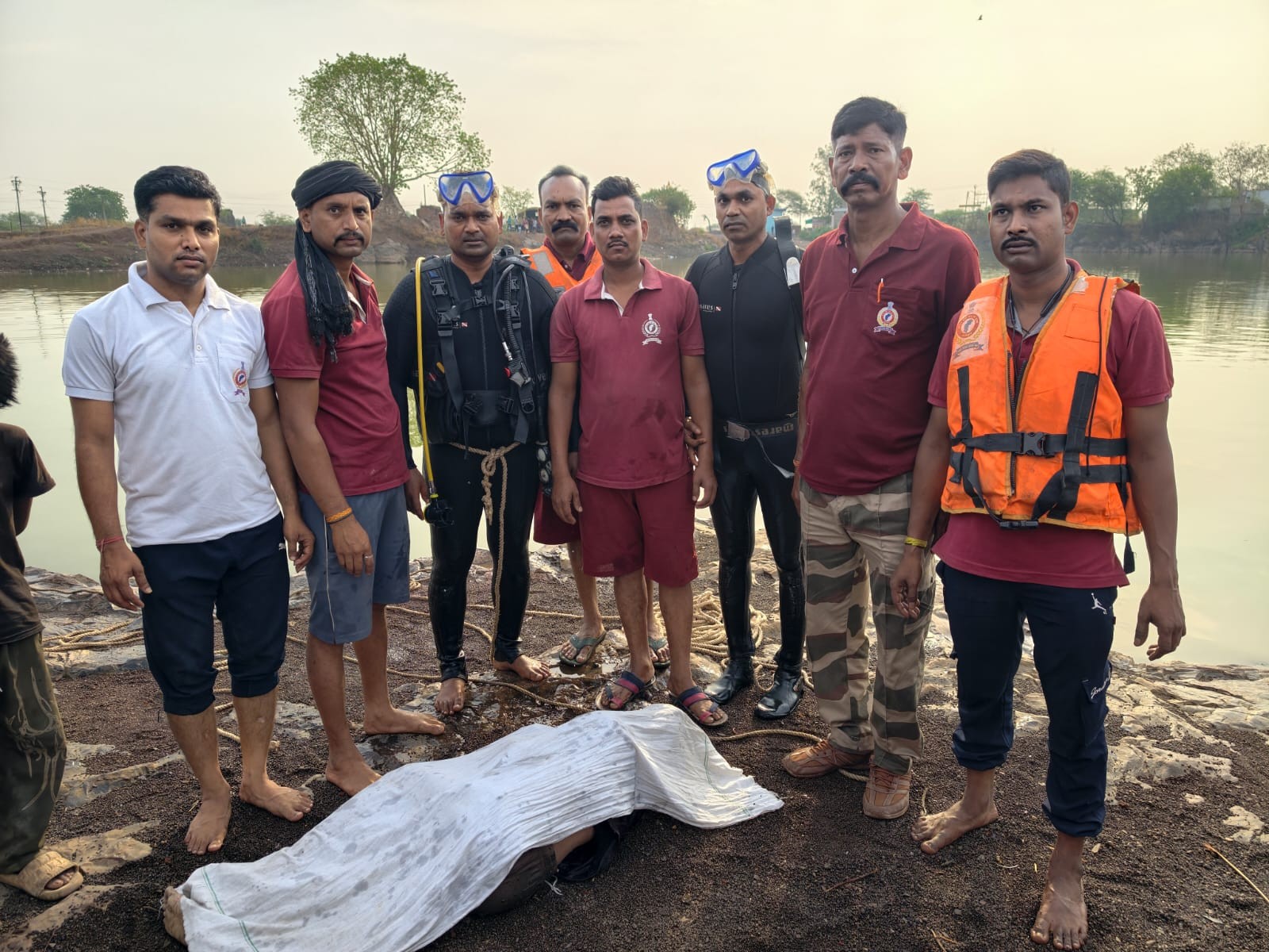 5:30 बजे एसडीआरएफ की 10 सदस्यीय टीम तलाश कर रही थी।
