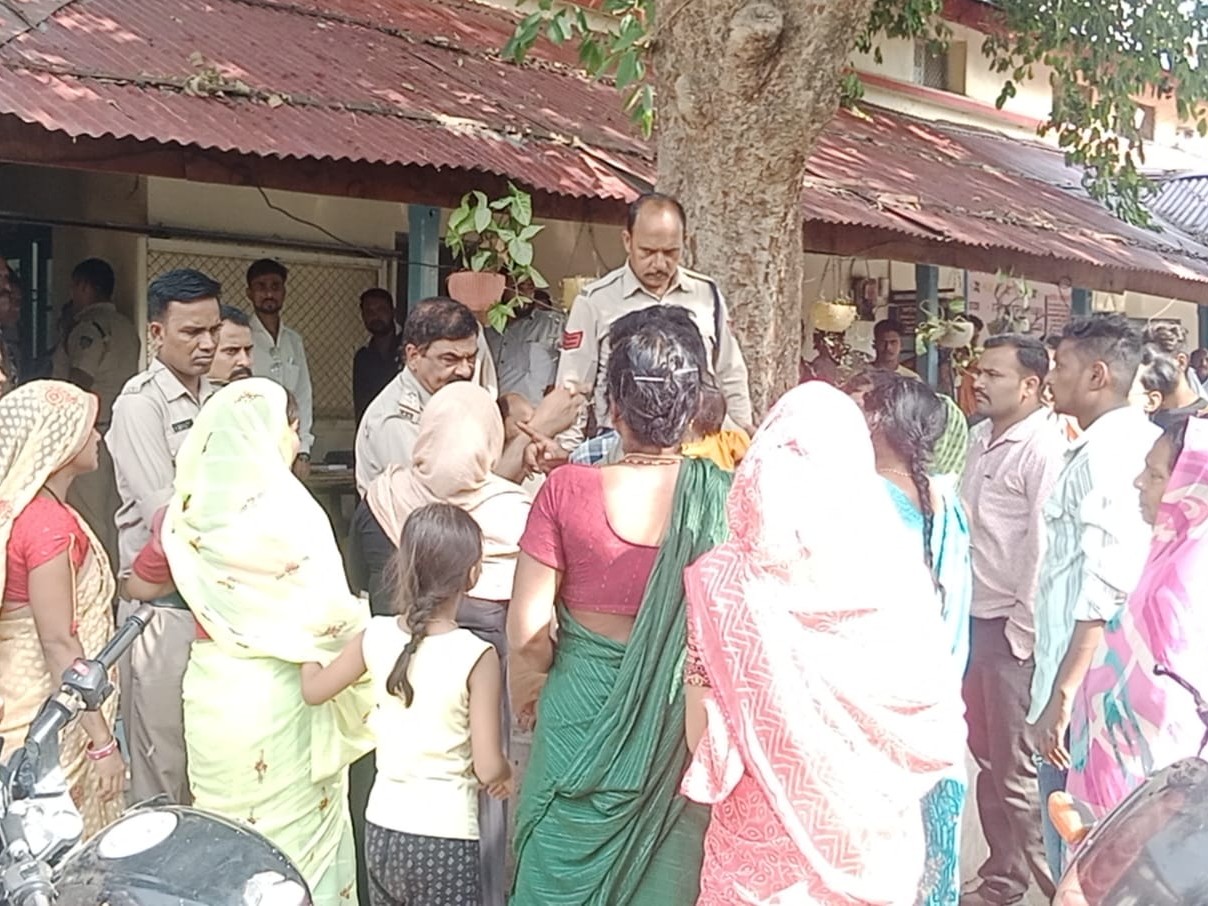 कोर्ट परिसर में हंगामा करते दोषियों के परिजन।