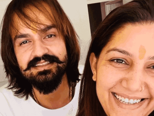 यह रील 24 जुलाई 2023 को वीर साहू ने अपने सोशल मीडिया पर शेयर की थी, जिसमें वे सपना चौधरी के साथ है। दोनों 'कुर्ते वाले छोरे पे मर गई जींस आली...' गीत पर नजर आए थे। इसके बाद दोनों ने कभी एक साथ अपनी वीडियो या रील शेयर नहीं की।