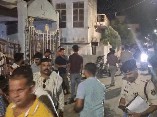 रायगढ़ शहर में यह पॉश एरिया है। मकान किसका था, इसकी जांच की जा रही।