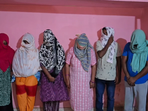 इस कार्रवाई के दौरान 3 युवतियों का भी रेस्क्यू किया गया।