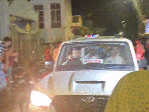 साईं मंगलम गली में पुलिस के पहुंचने पर लोगों की भीड़ लग गई थी।