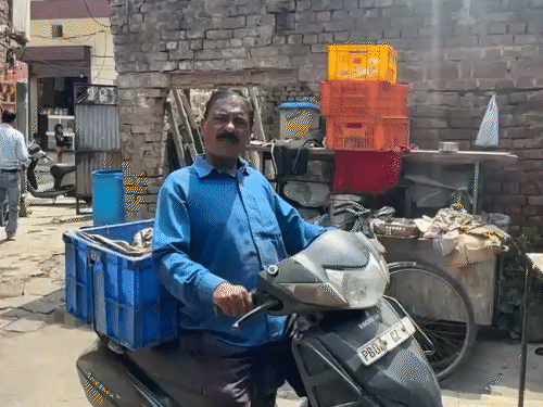 पिता अपनी स्कूटी पर ही हर रोज छोले-कुलचे का सारा सामान लेकर जाते हैं और रेहड़ी लगाते हैं।