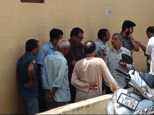 आदित्य शर्मा की मौत की खबर के बाद से ही घर पर लोग सांत्वना देने पहुंच रहे।