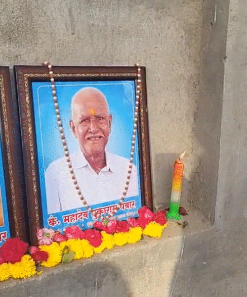 श्रद्धांजलि कार्यक्रम के दौरान लोग फूल और मालाएं लेकर पहुंचे।